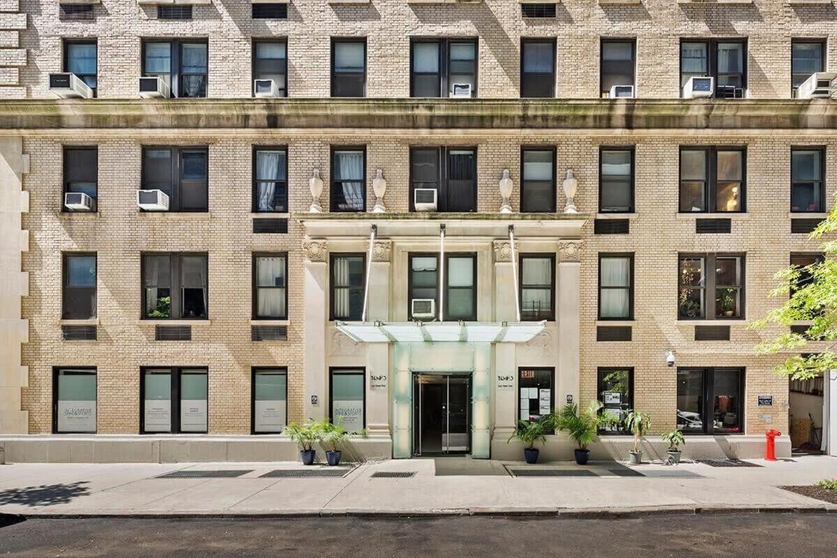 73-812 New Uws Doorman Gym *